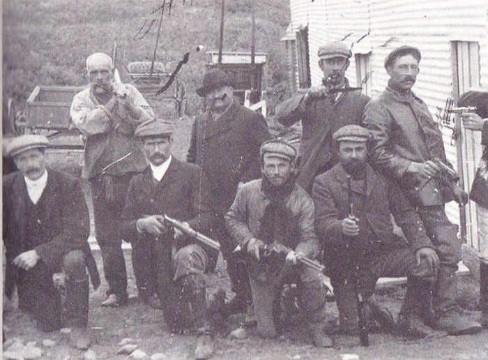 Group of "Indian hunters" from one of the ranches in Tierra del Fuego (Patagonia Institute)