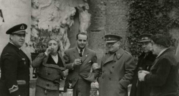 General Miaja visits the ICRC headquarters, house-workshop of Mariano Benlliure (first from right)